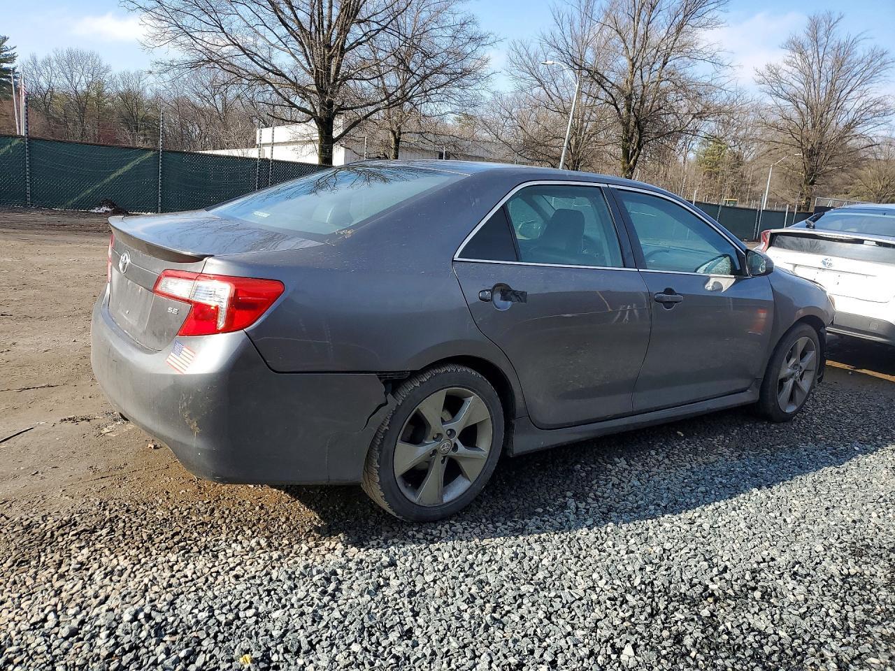 2014 Toyota Camry L - Фото 3