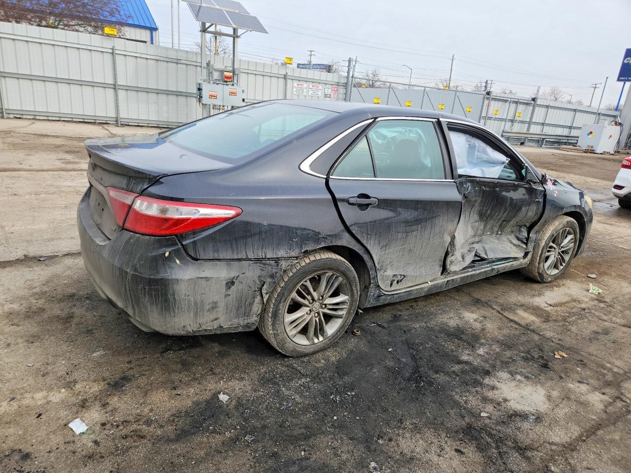 2017 Toyota Camry Le - Фото 3