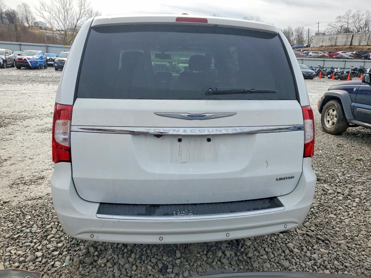 2016 Chrysler Town & Country Limited Platinum - Image 6