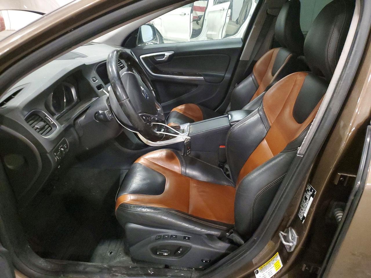 2016 Volvo V60 Cross Country Platinum - Image 7