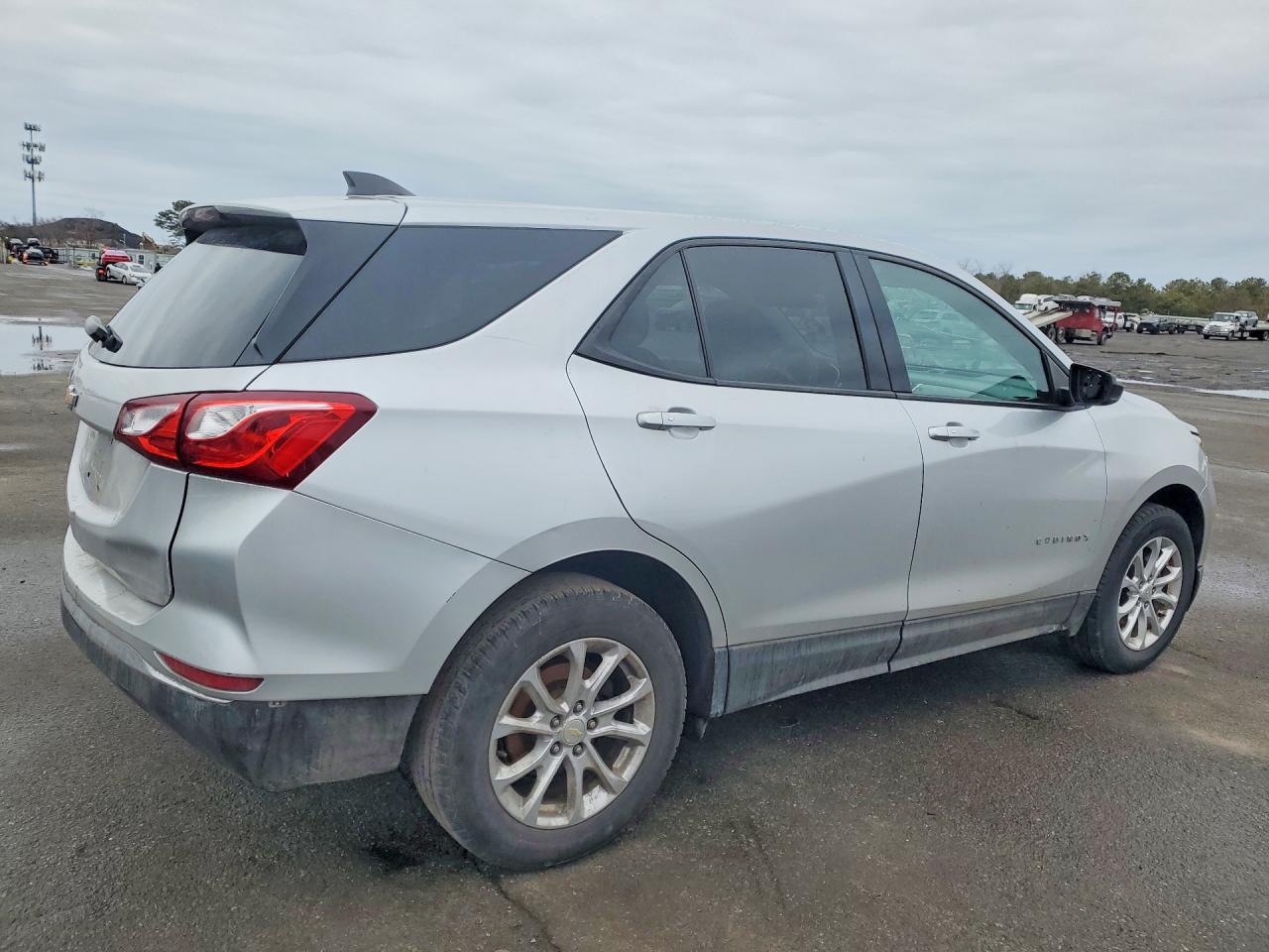 2018 Chevrolet Equinox Ls - Image 3