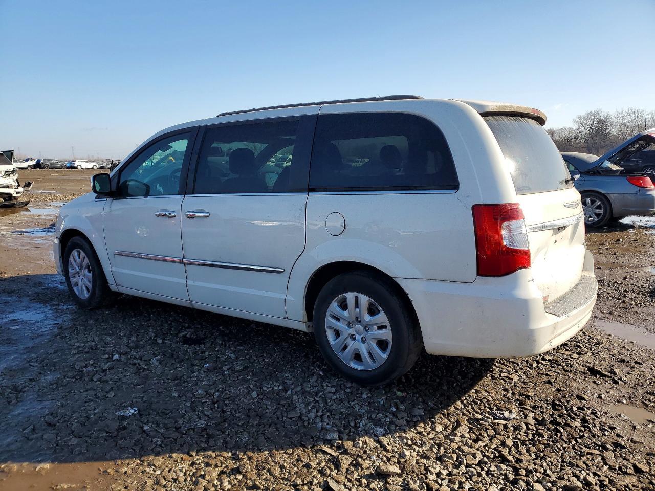 2012 Chrysler Town & Country Touring L - Фото 2