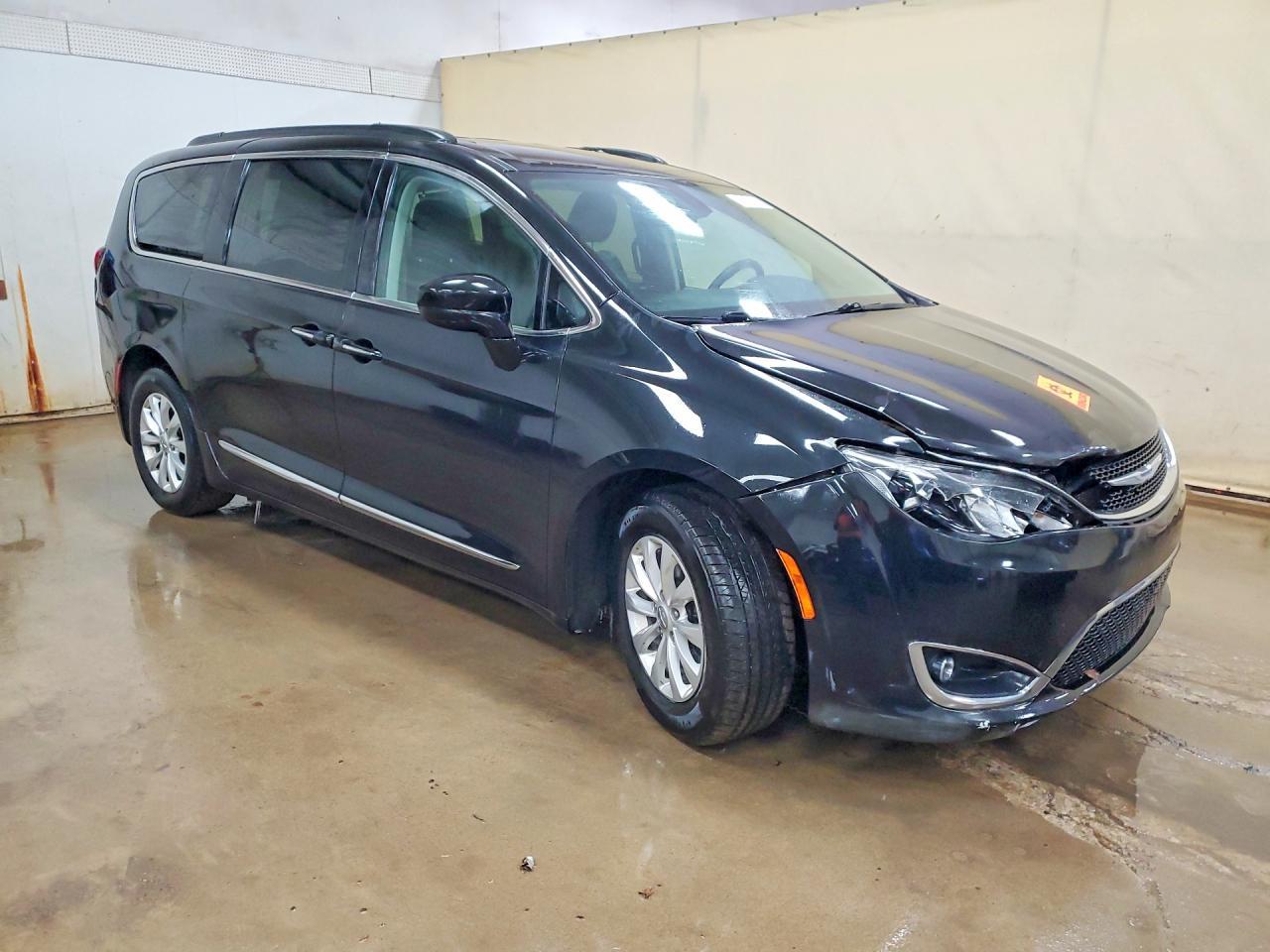 2017 Chrysler Pacifica Touring L - Фото 4