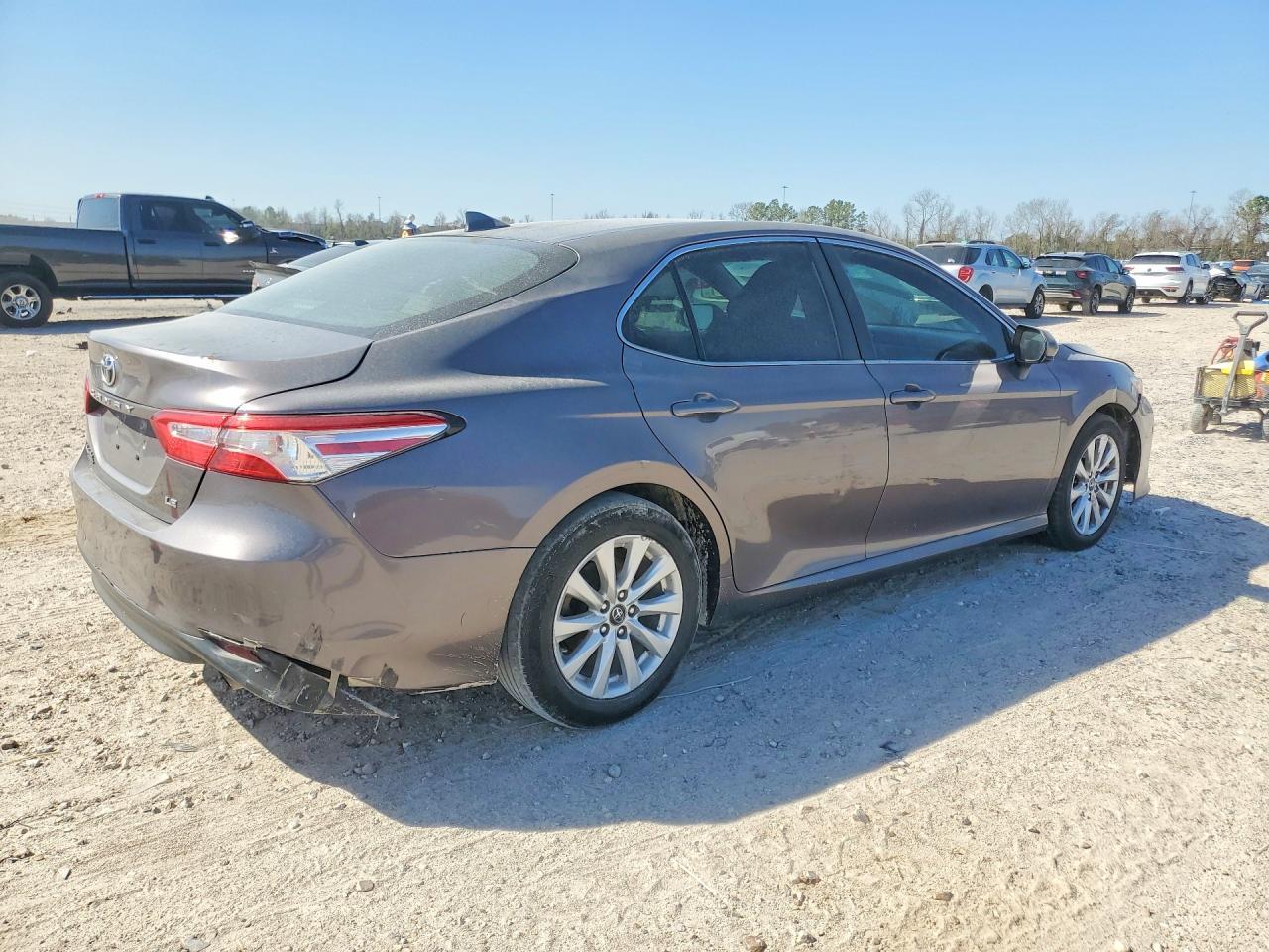 2019 Toyota Camry Le - Фото 3