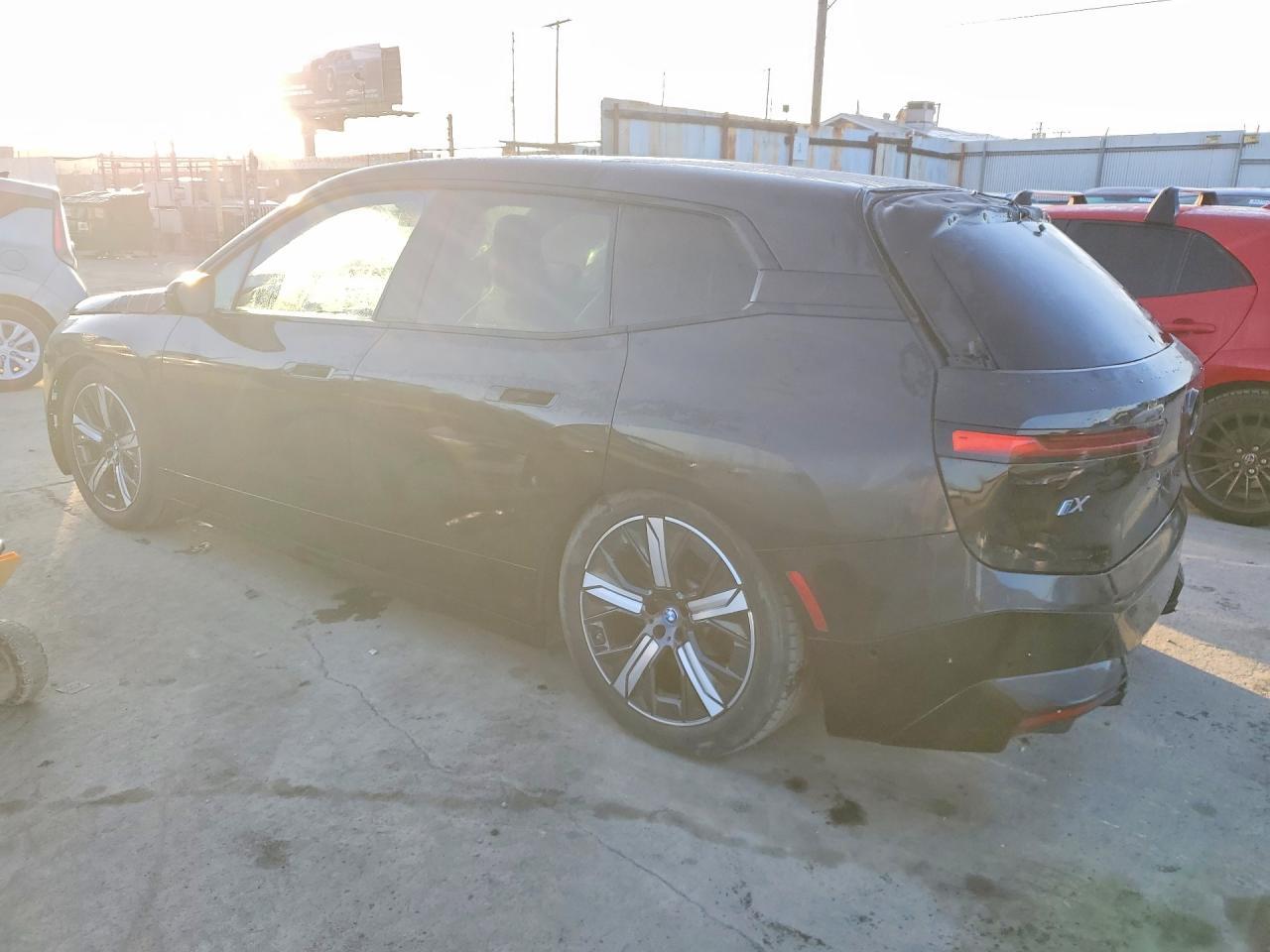 2022 BMW Ix xDrive50 - Фото 2