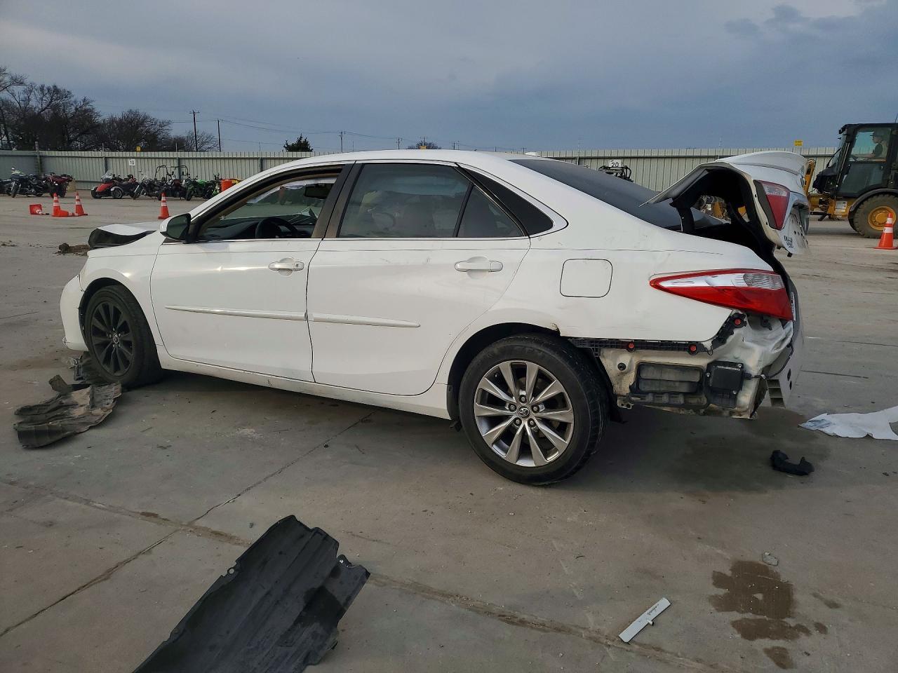2015 Toyota Camry - Фото 2