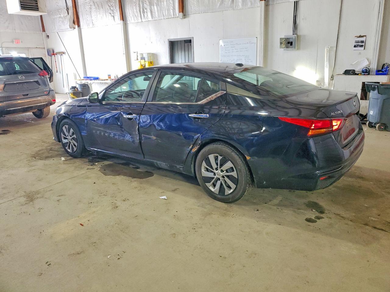 2020 Nissan Altima S - Фото 2