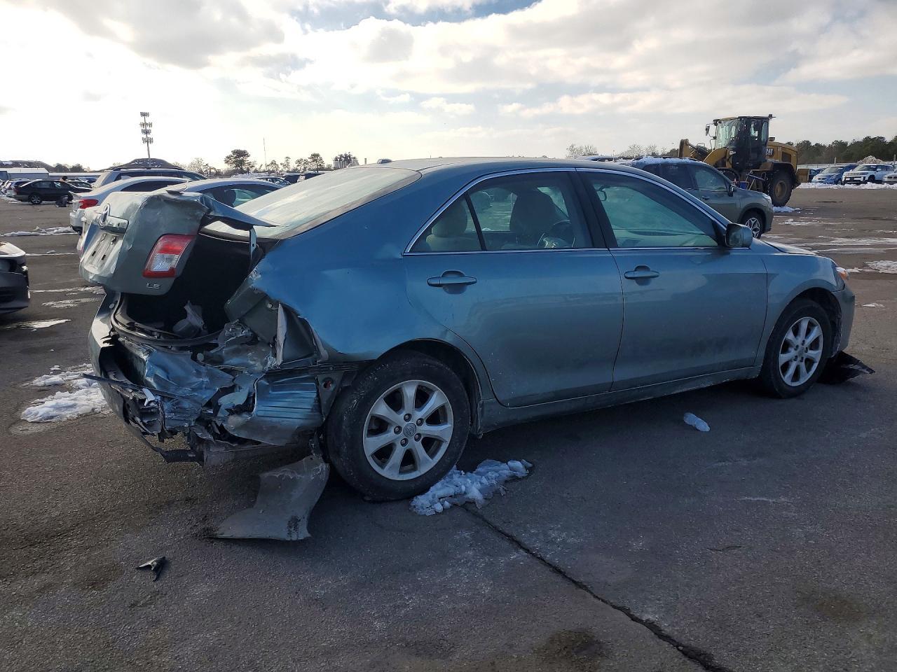 2011 Toyota Camry Le - Image 3