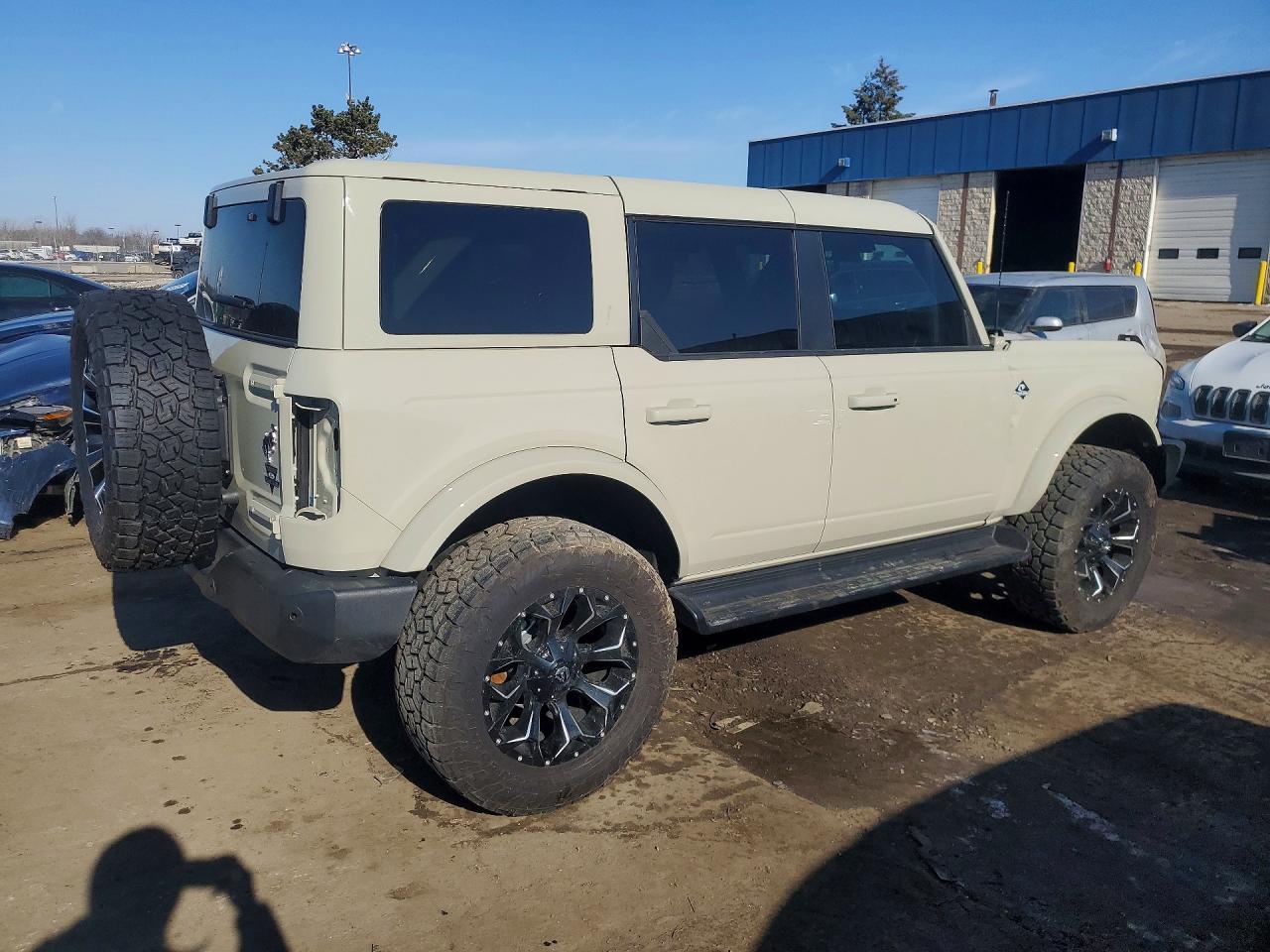 2025 Ford Bronco Outer Banks - Image 3