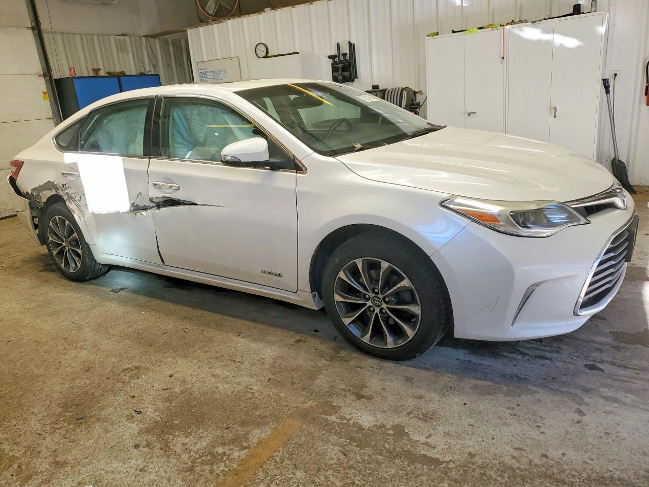2016 Toyota Avalon Hybrid - Image 4