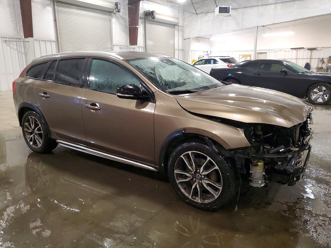 2016 Volvo V60 Cross Country Platinum - Image 4
