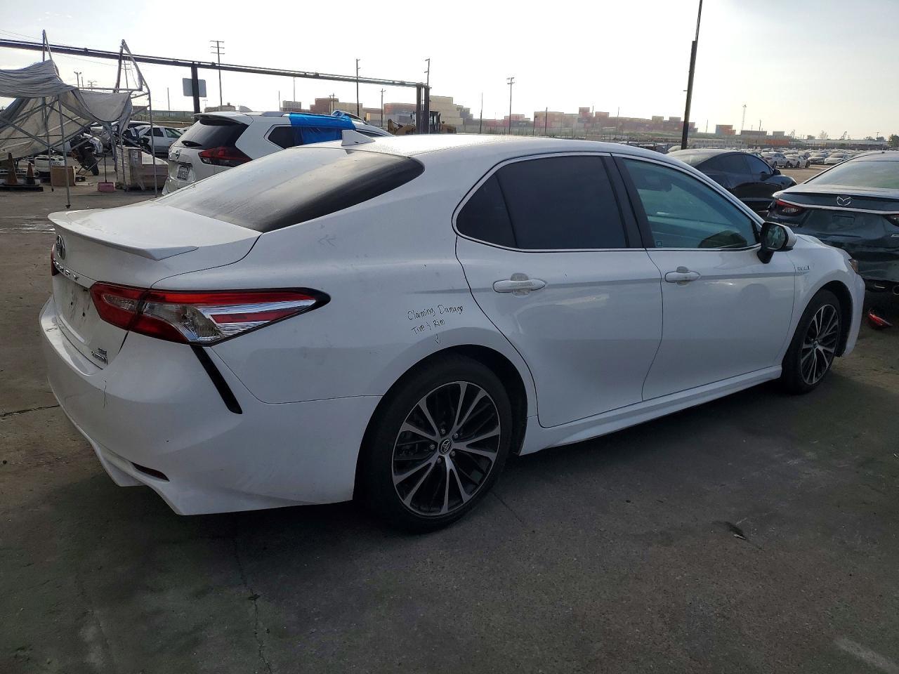 2020 Toyota Camry Se - Фото 3
