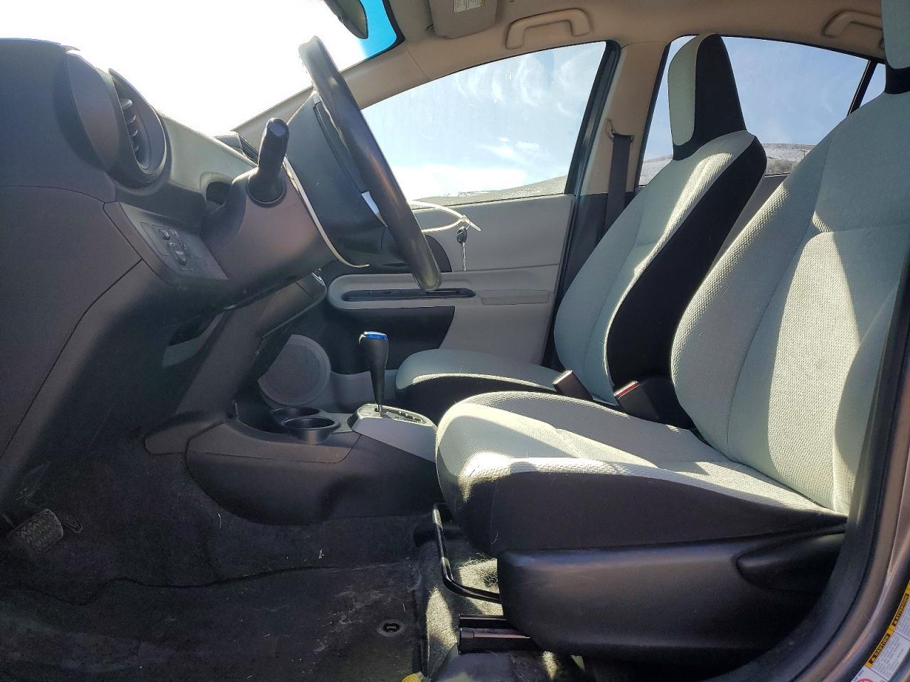 2014 Toyota Prius C - Фото 7