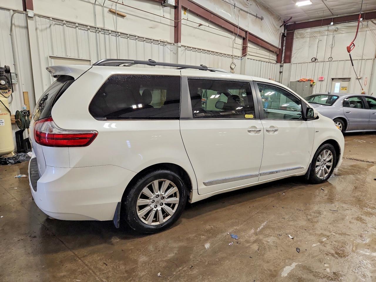 2017 Toyota Sienna Limited Premium 7-Passenger - Image 3