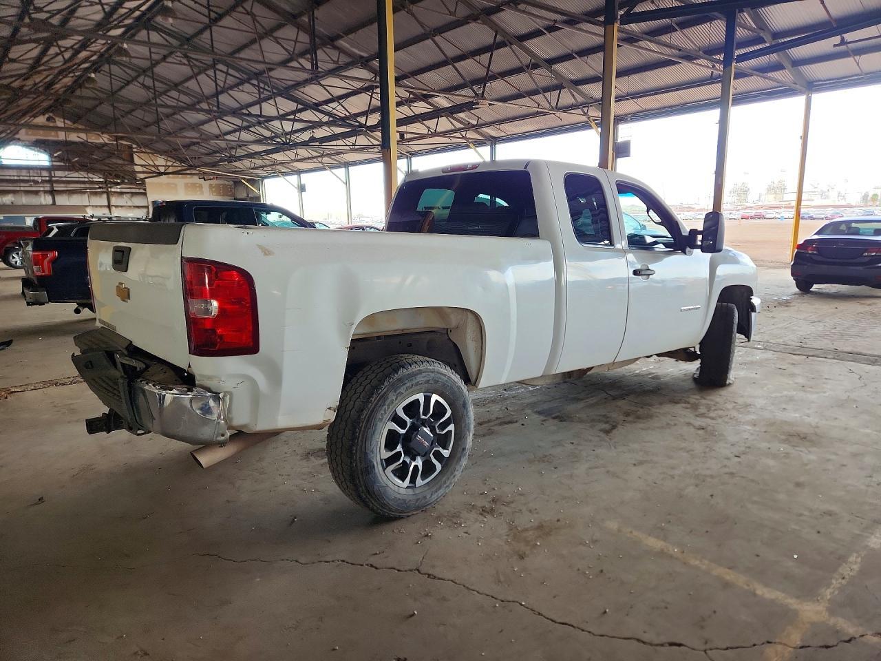 2013 Chevrolet Silverado C2500 Heavy Duty - Image 3