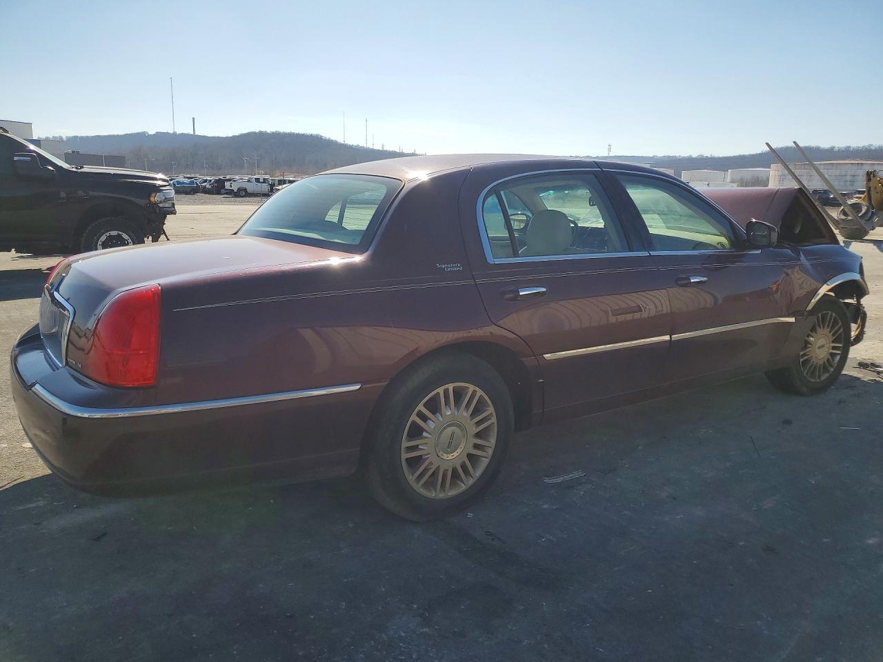 2006 Lincoln Town Car Signature Limited - Image 3