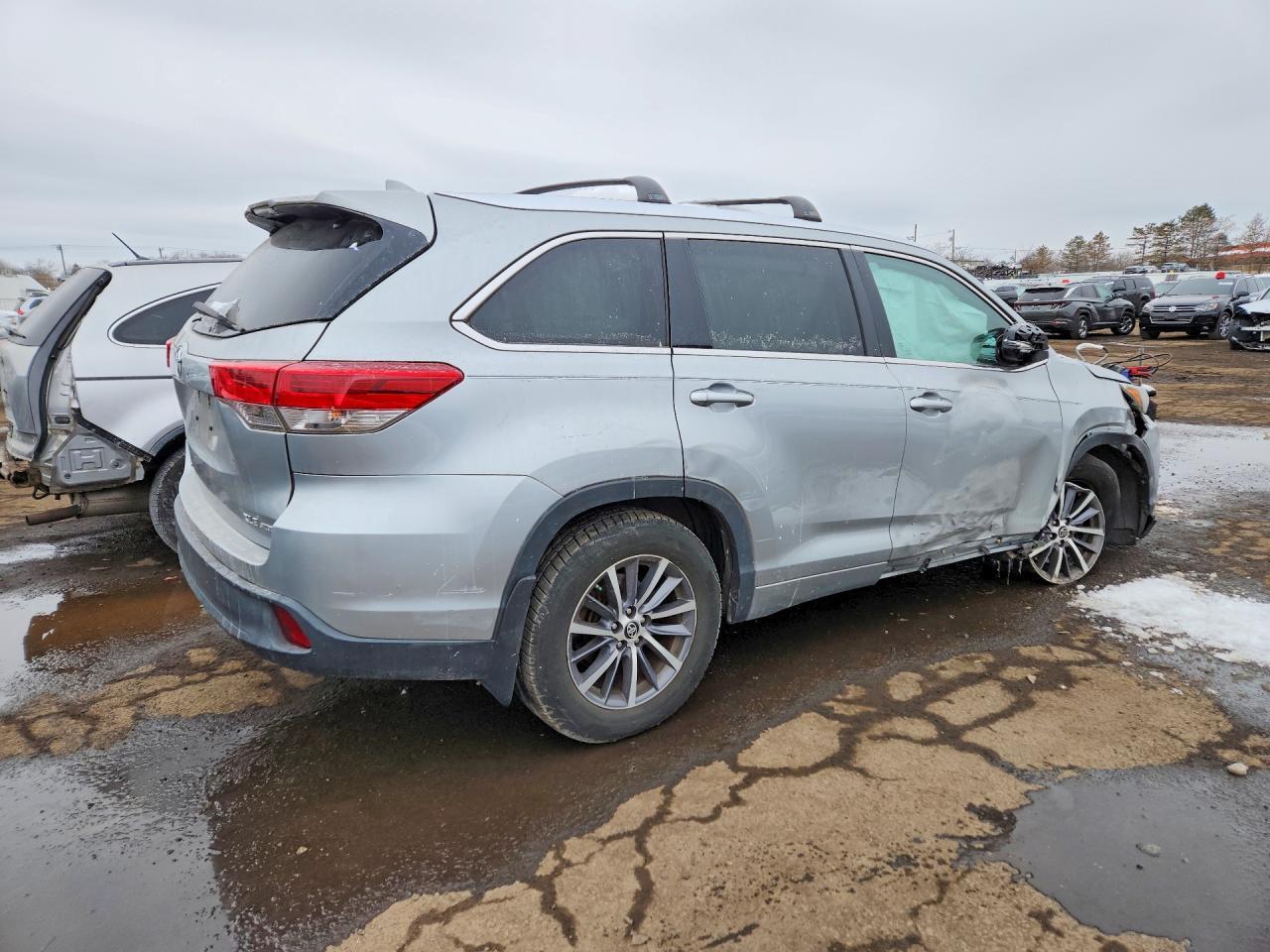2017 Toyota Highlander Se - Image 3
