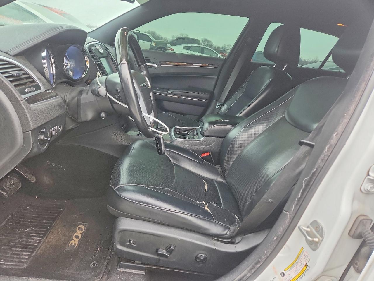 2014 Chrysler 300C - Image 7