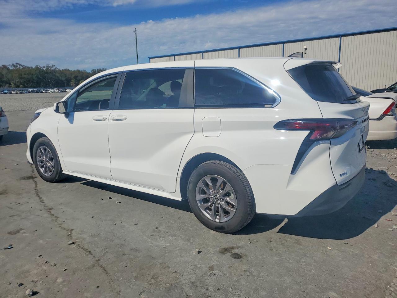 2025 Toyota Sienna Le 8-Passenger - Фото 2