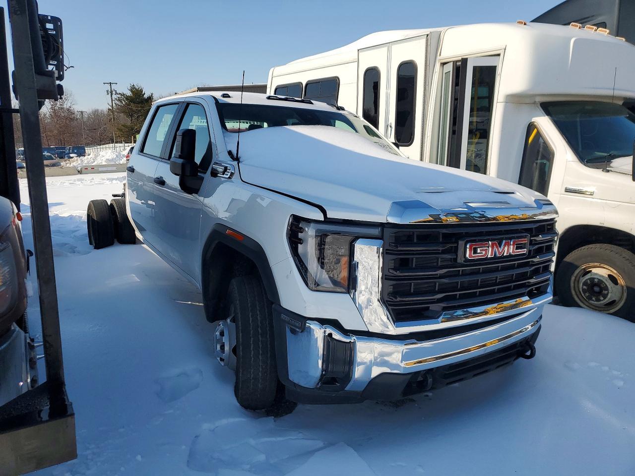 2025 GMC Sierra Hd Truck Cab And Chassis - Image 4