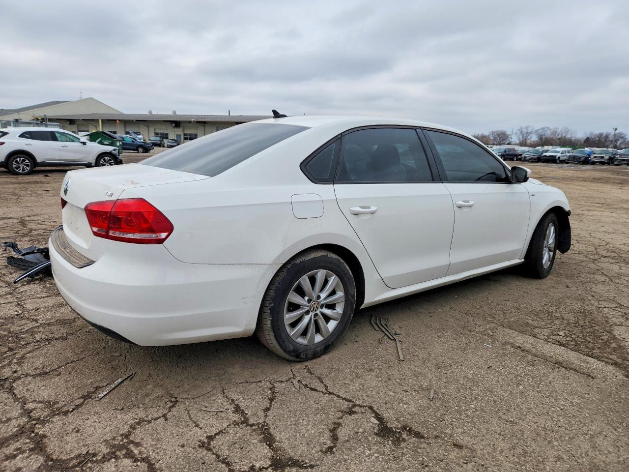 2015 Volkswagen Passat S - Фото 3