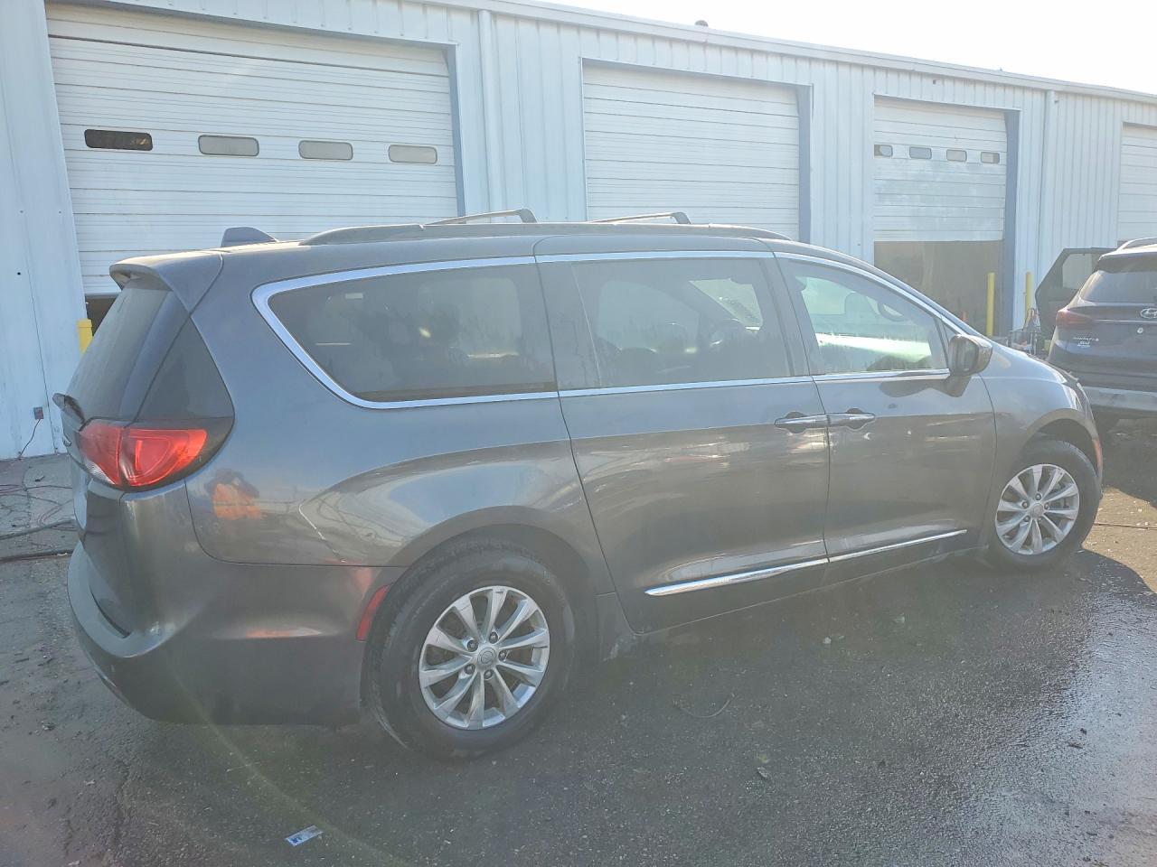 2017 Chrysler Pacifica Touring L - Фото 3