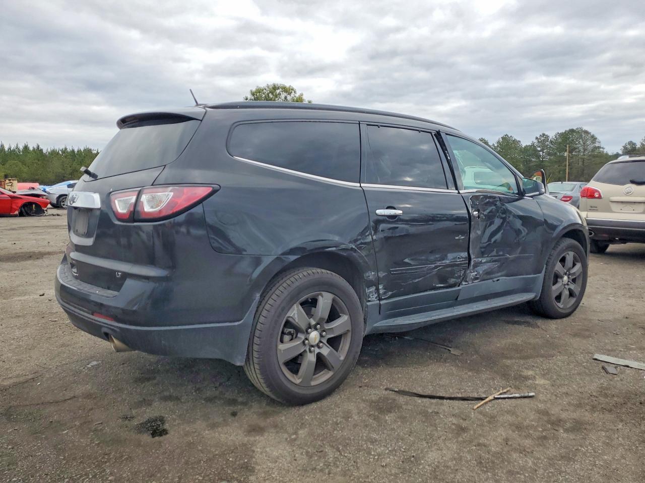 2017 Chevrolet Traverse Lt - Image 3