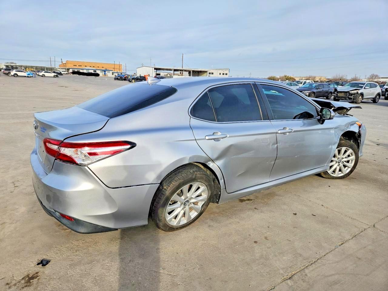 2020 Toyota Camry Le - Фото 3