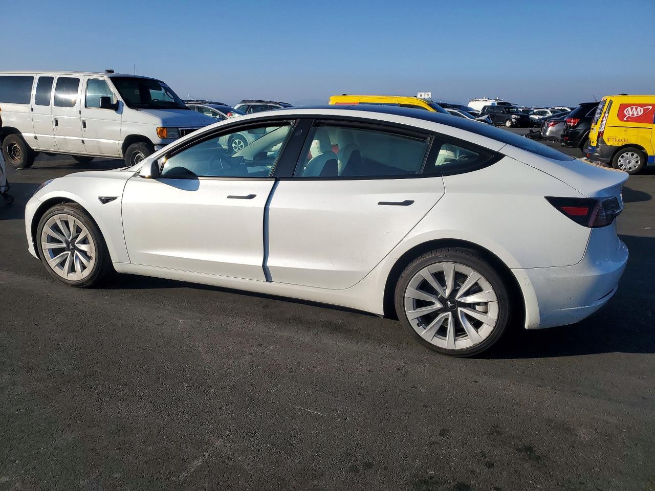 2022 Tesla Model 3 - Фото 2