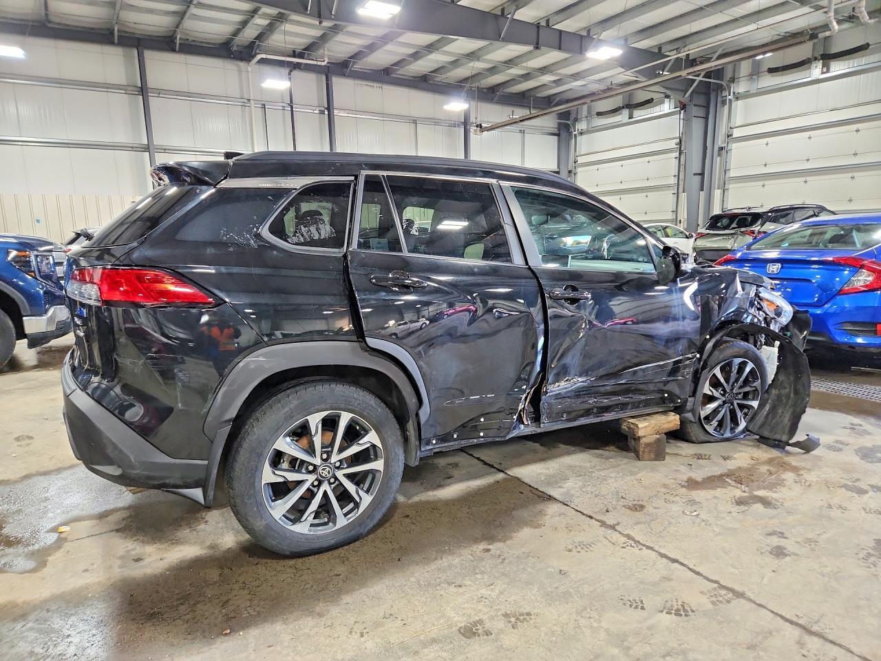 2023 Toyota Corolla Cross Xle - Image 3