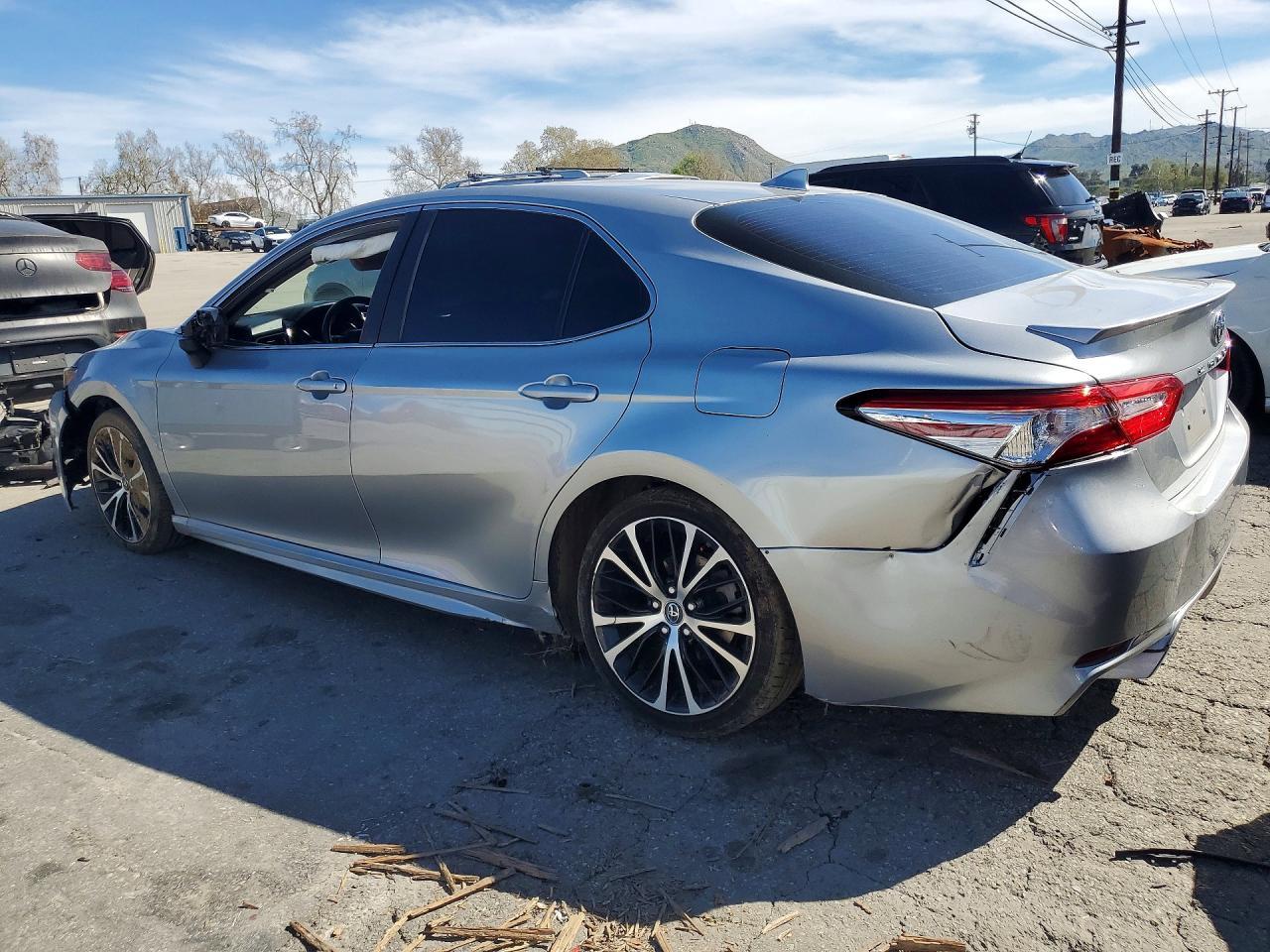 2019 Toyota Camry Se - Фото 2