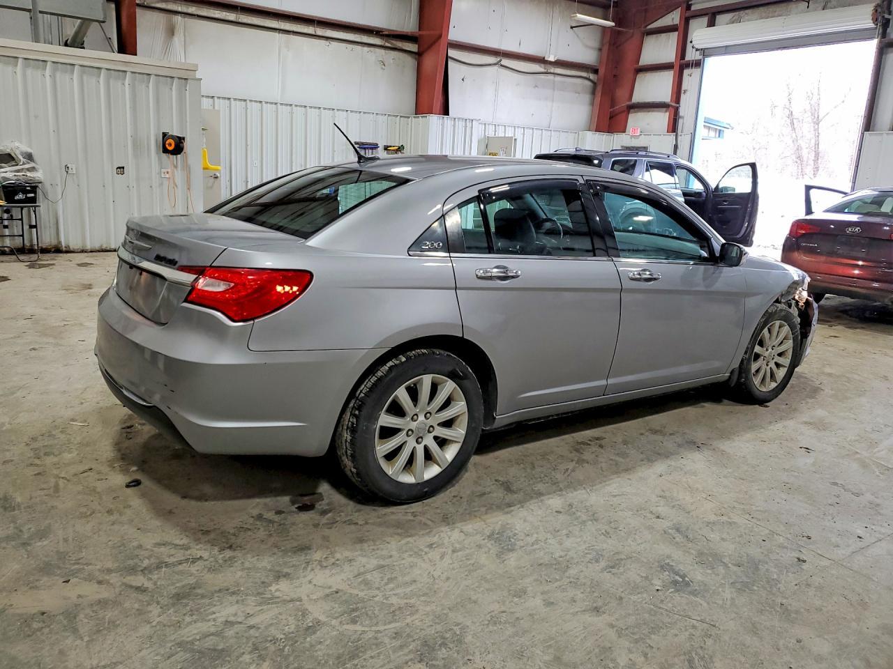 2014 Chrysler 200 Limited - Фото 3