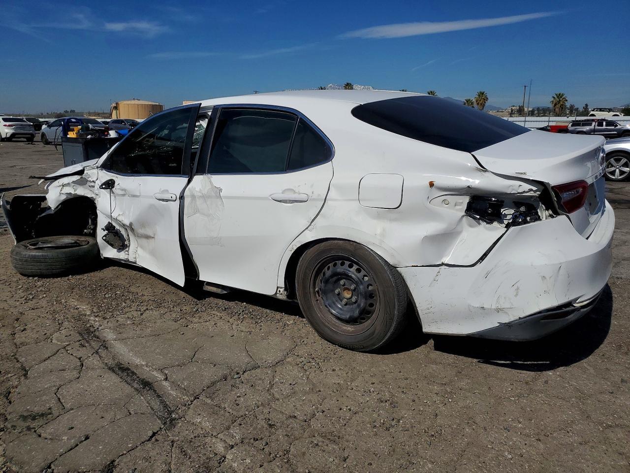 2018 Toyota Camry Le - Фото 2