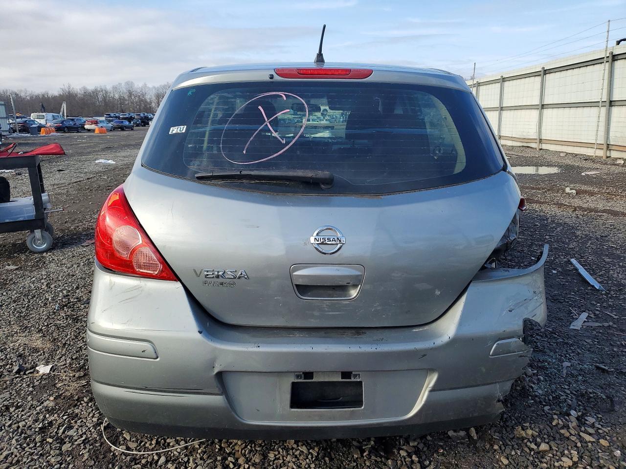 2011 Nissan Versa S - Фото 6
