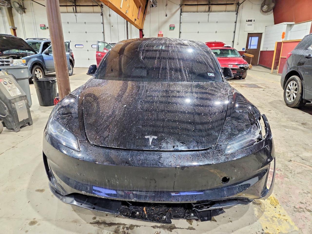 2025 Tesla Model 3 - Фото 5
