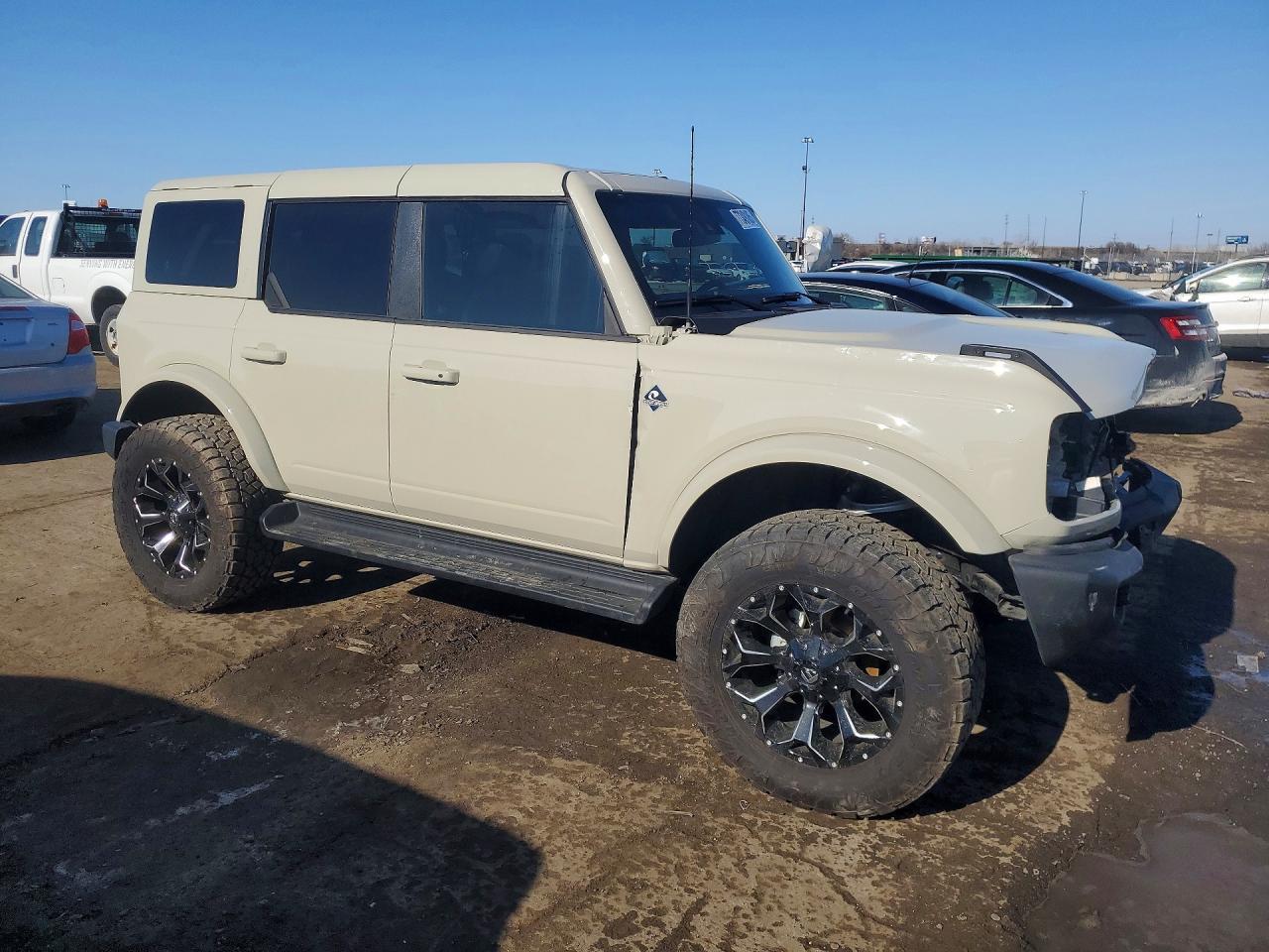 2025 Ford Bronco Outer Banks - Image 4