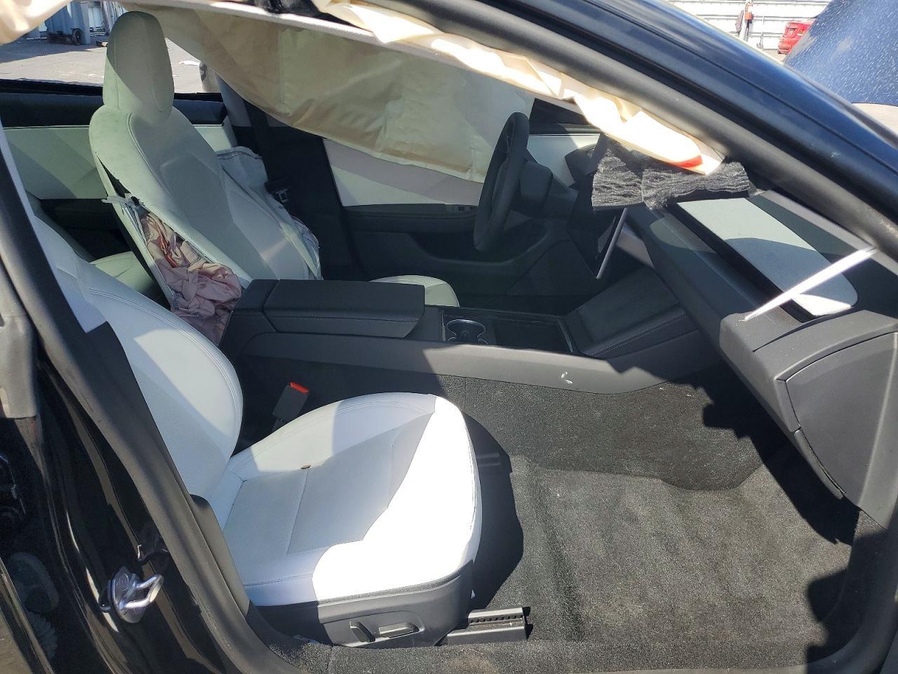 2025 Tesla Model 3 - Фото 7