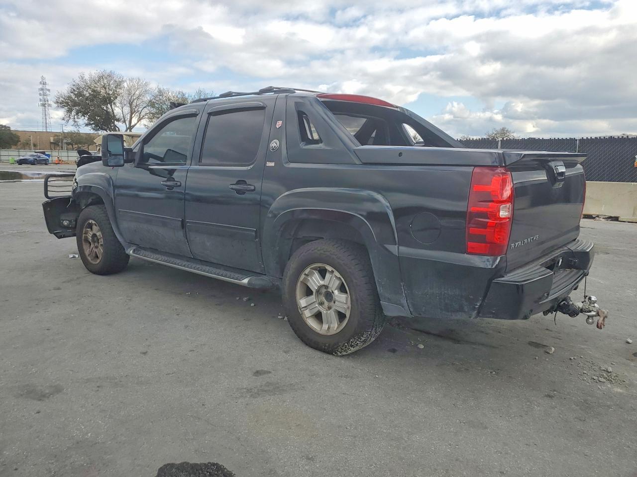 2013 Chevrolet Avalanche Lt - Image 2