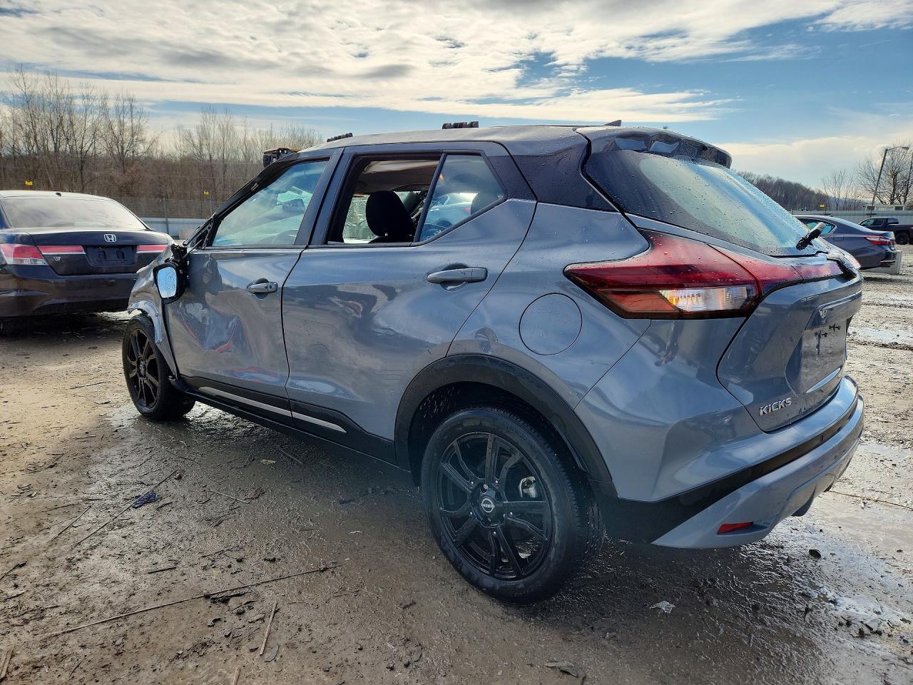 2023 Nissan Kicks Sr - Image 2