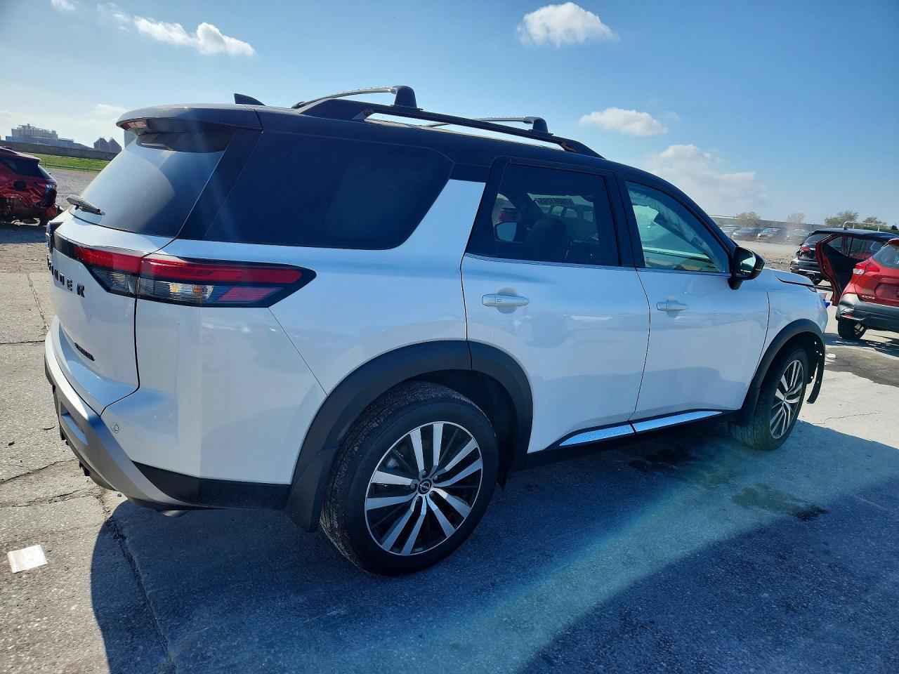 2025 Nissan Pathfinder Platinum - Фото 3