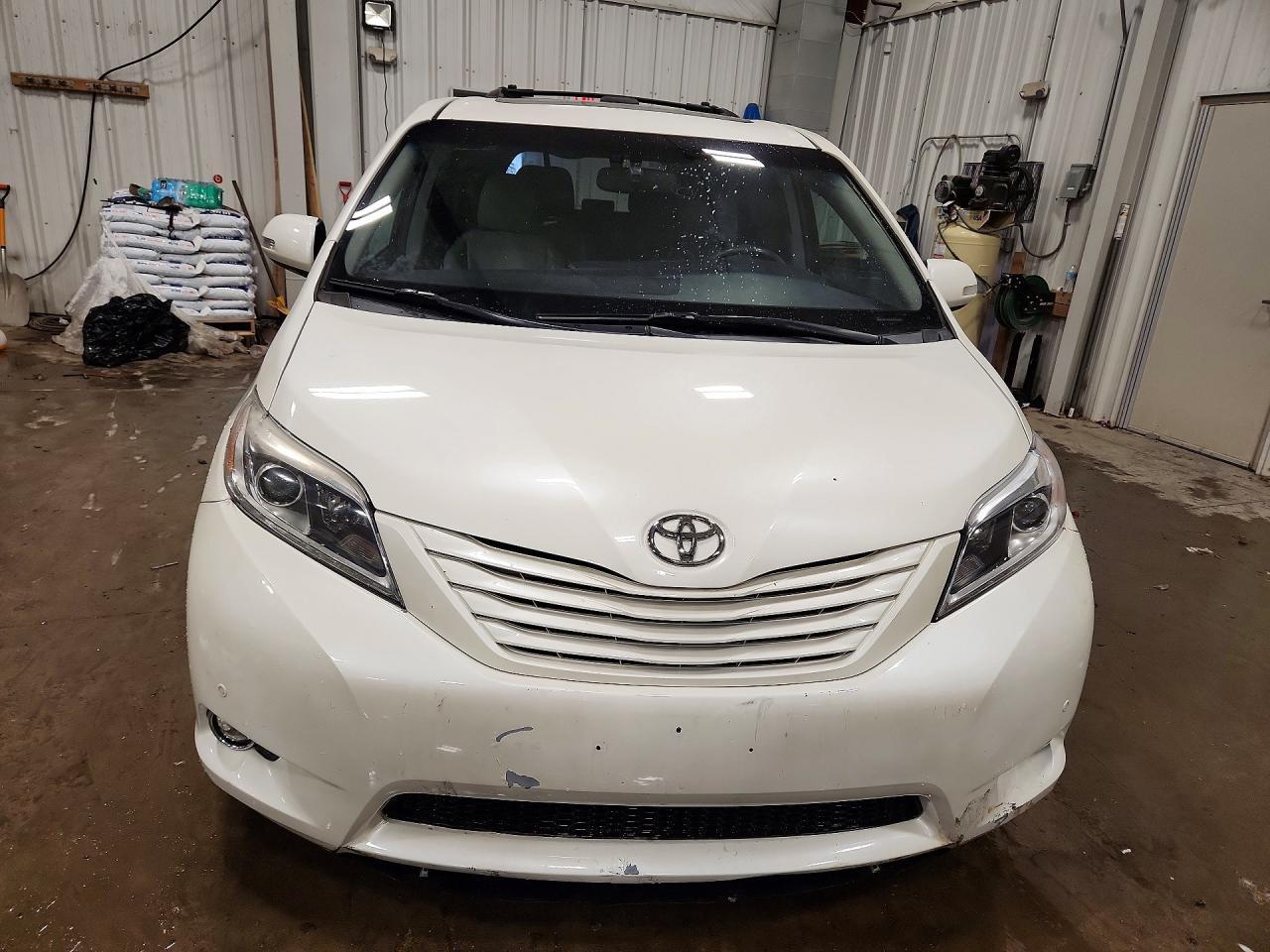 2017 Toyota Sienna Limited Premium 7-Passenger - Image 5