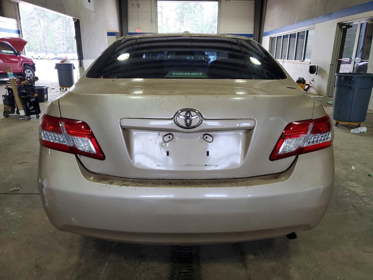 2011 Toyota Camry Le - Фото 6