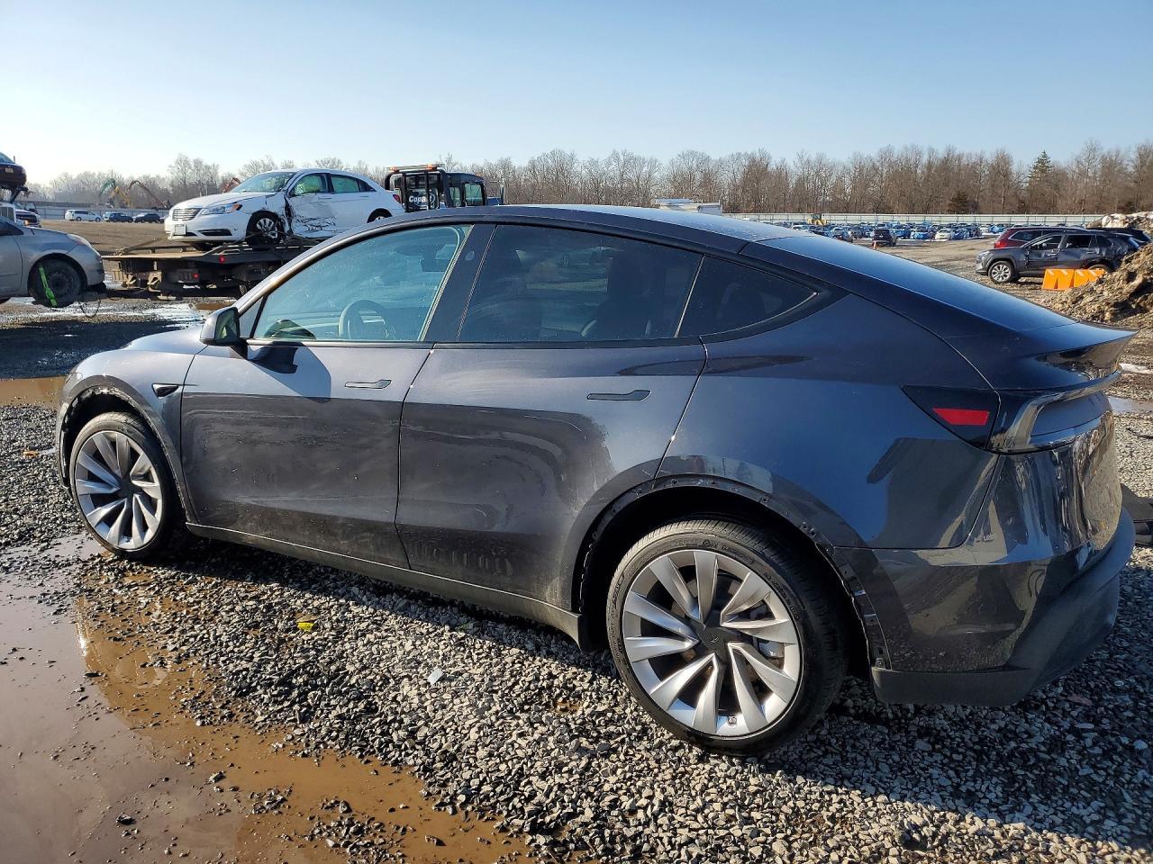 2026 Tesla Model Y - Фото 2