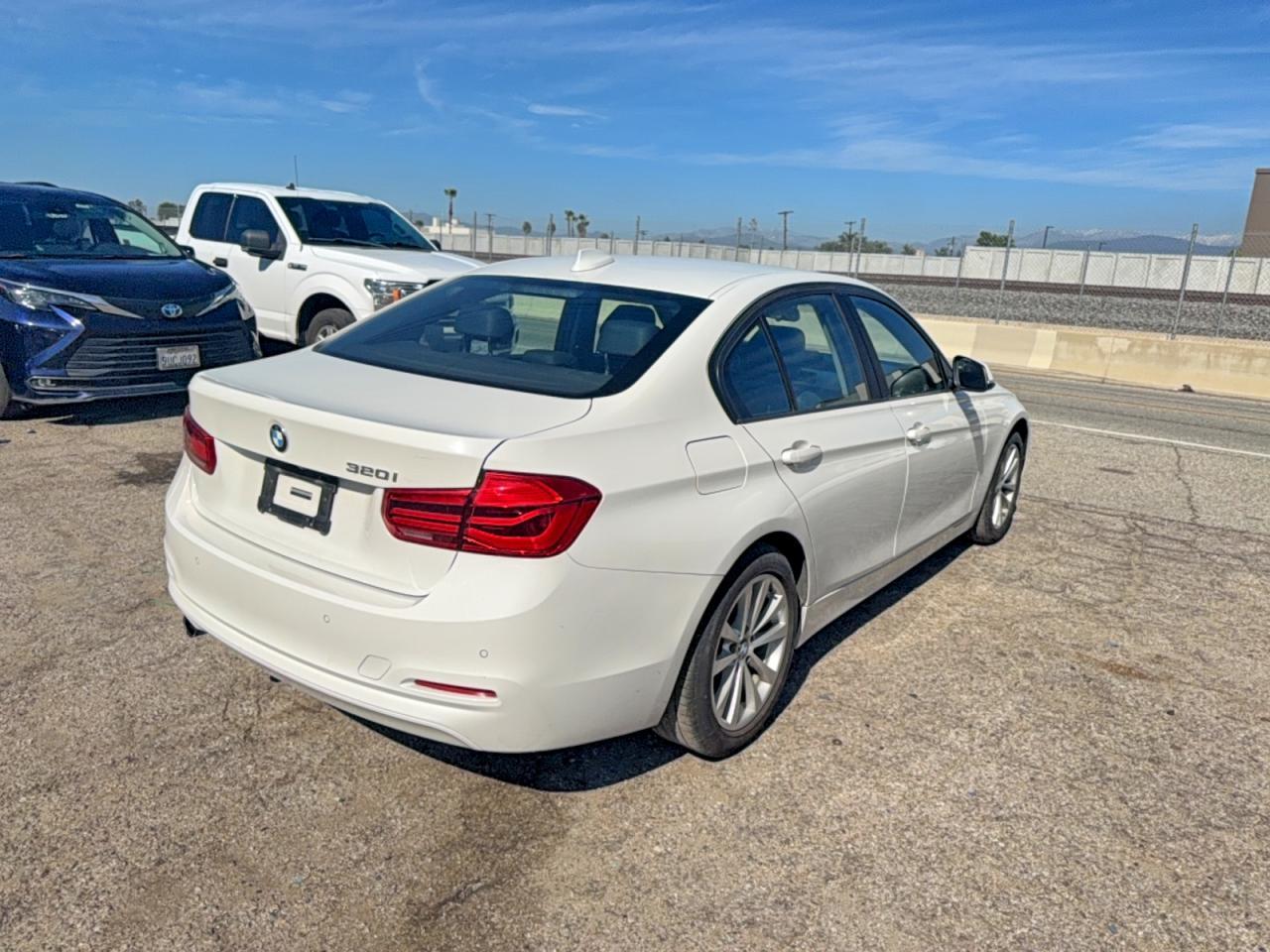 2018 BMW 320 I - Image 4