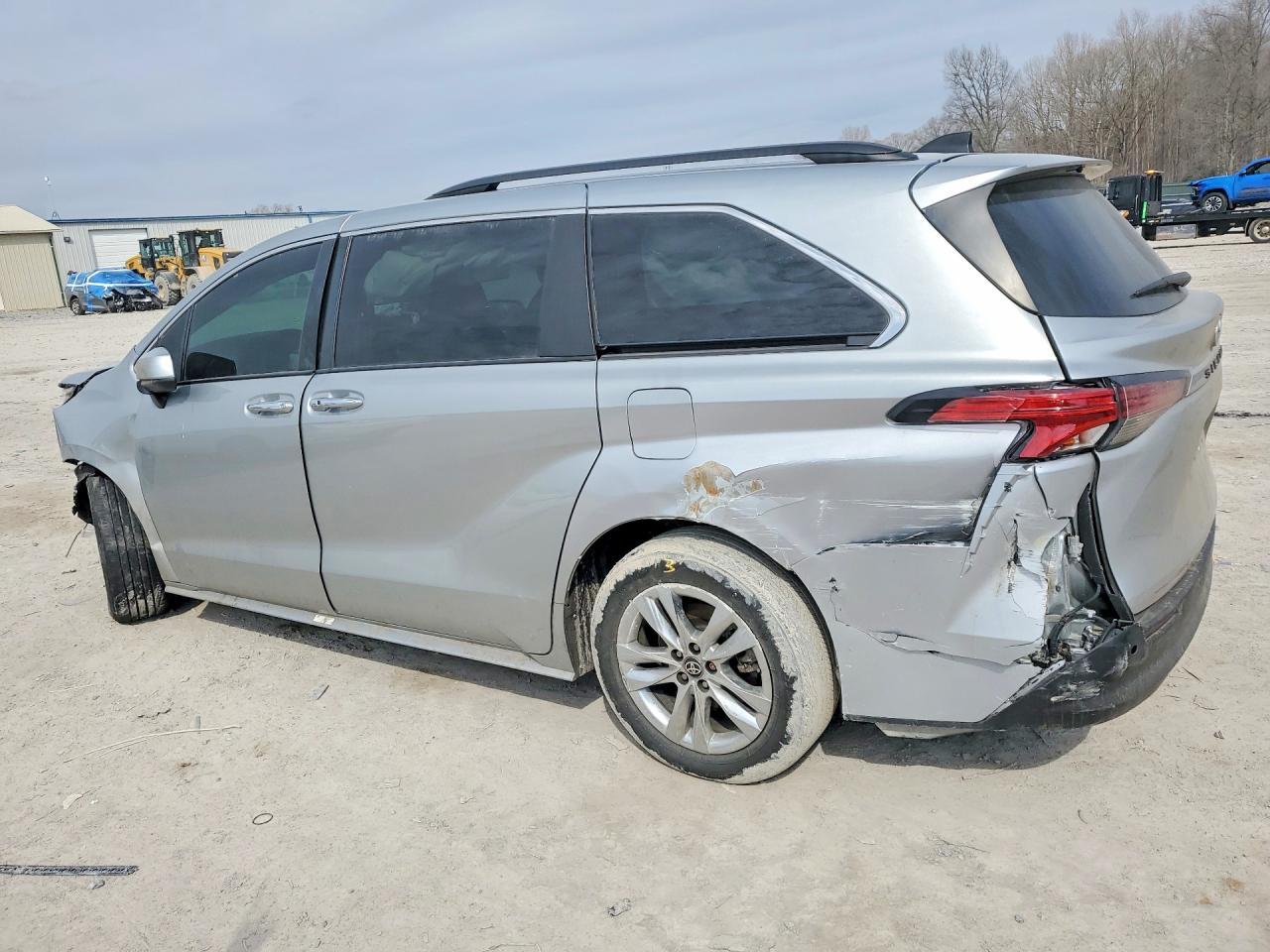 2022 Toyota Sienna Xle - Image 2