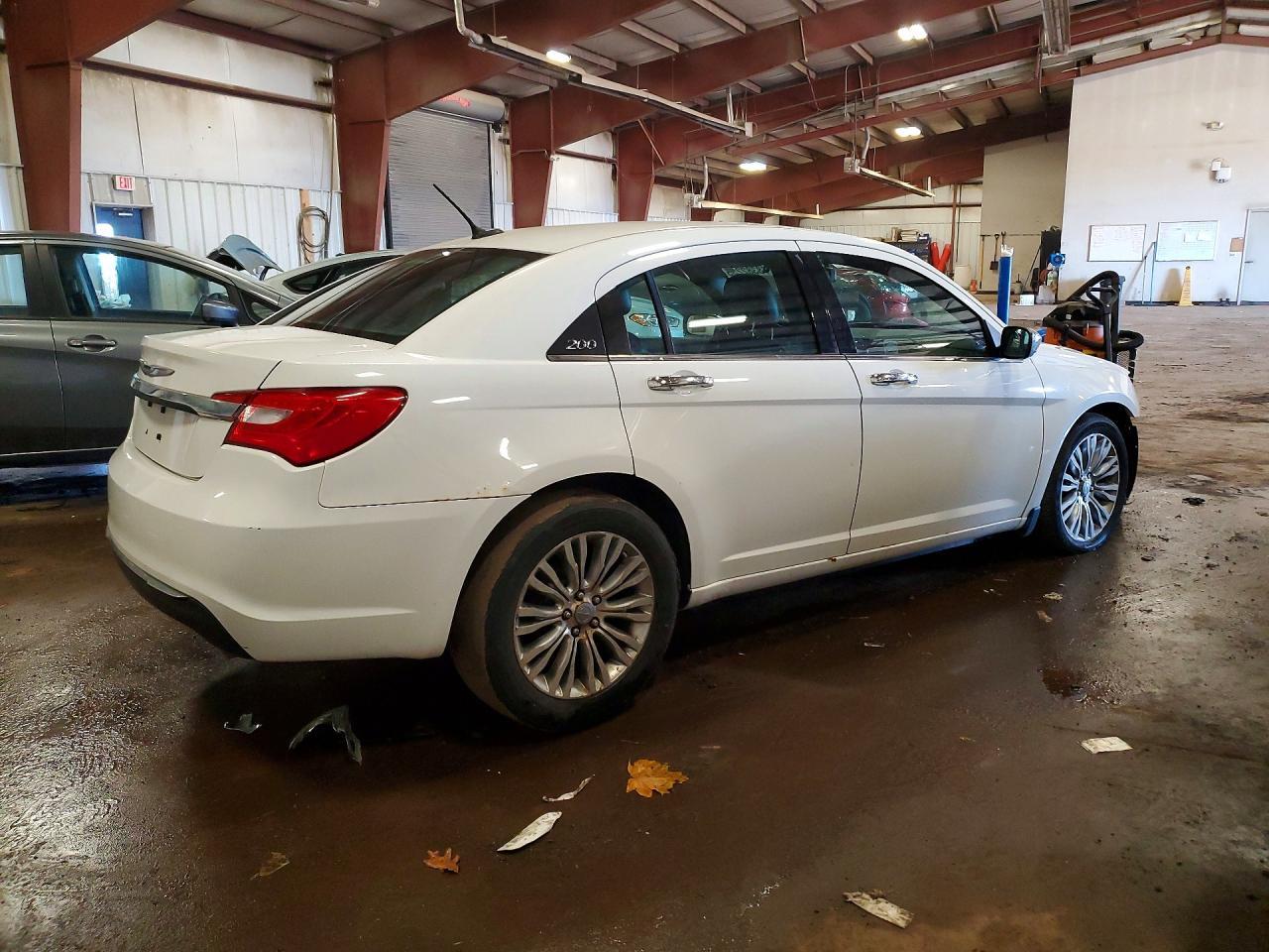 2014 Chrysler 200 Limited - Фото 3