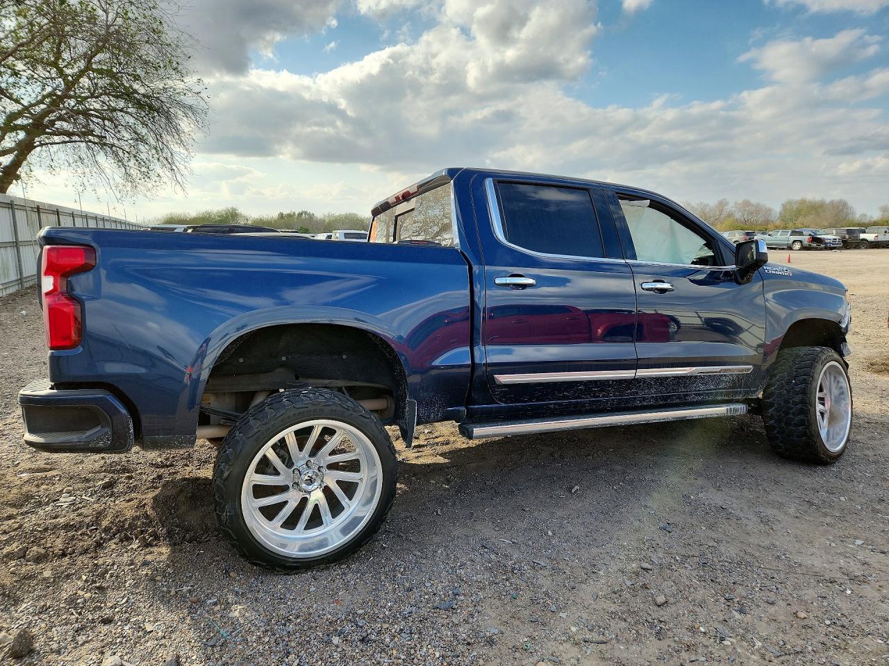 2022 Chevrolet Silverado K1500 High Country - Фото 3
