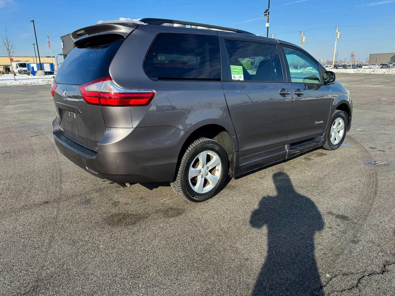 2016 Toyota Sienna Le - Image 4