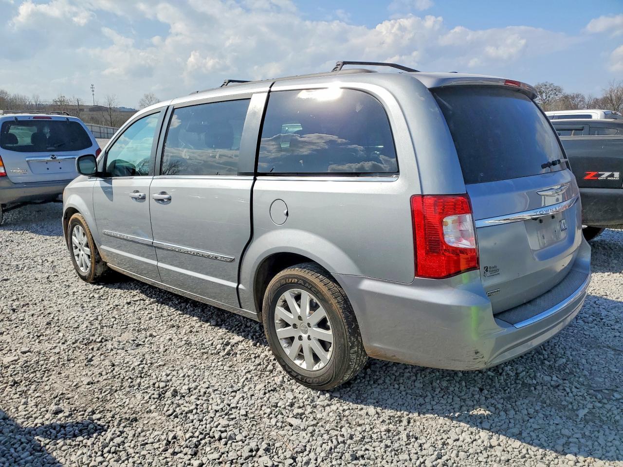 2014 Chrysler Town & Country Touring - Фото 2