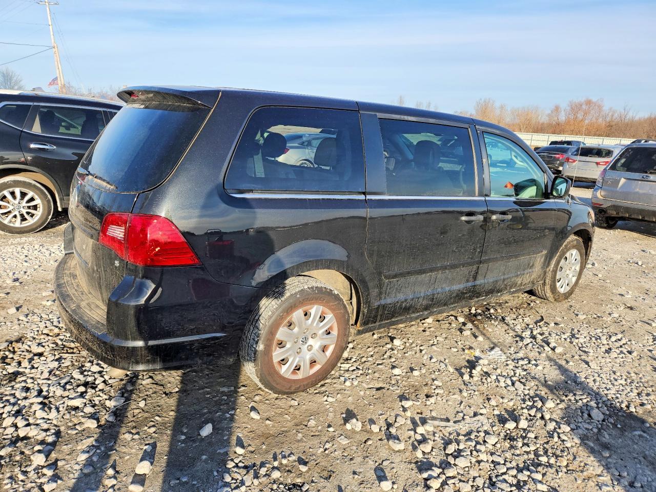 2013 Volkswagen Routan S - Image 3